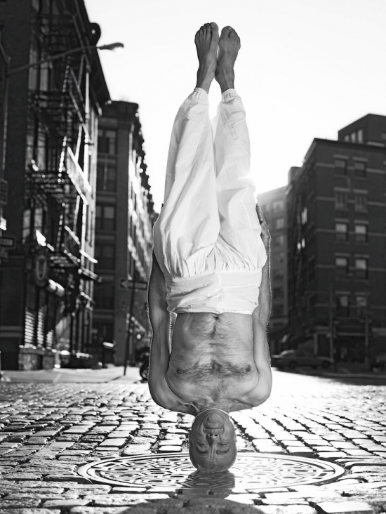 13th and Hudson, niralamba shirshasana (handsfree headstand), Dharma Mittra. New York City, November 3, 2006© 2015 Michael O’Neill/TASCHEN