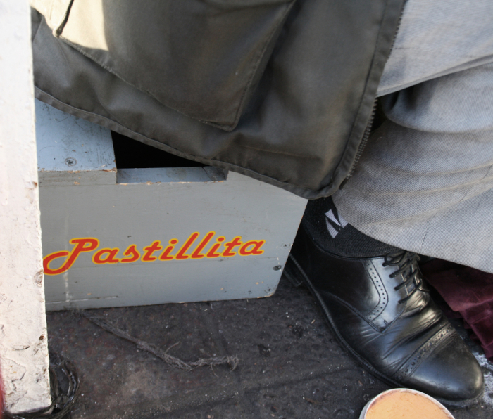 "EL Pastillita" c'è scritto sulla scatola su cui sta seduto