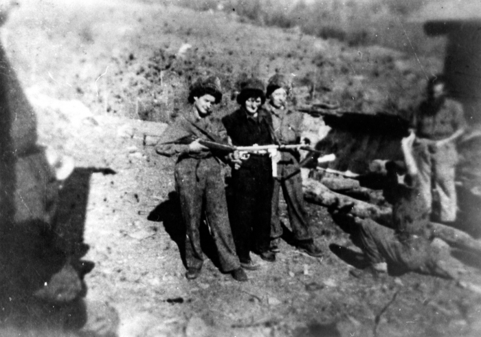 Donne partigiane sull’Appennino reggiano (località non pervenuta).Archivio Istoreco, Reggio Emilia.