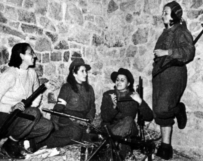 Partisan women in a shelter on the Appennine (unknown place).Istoreco Archives, Reggio Emilia.